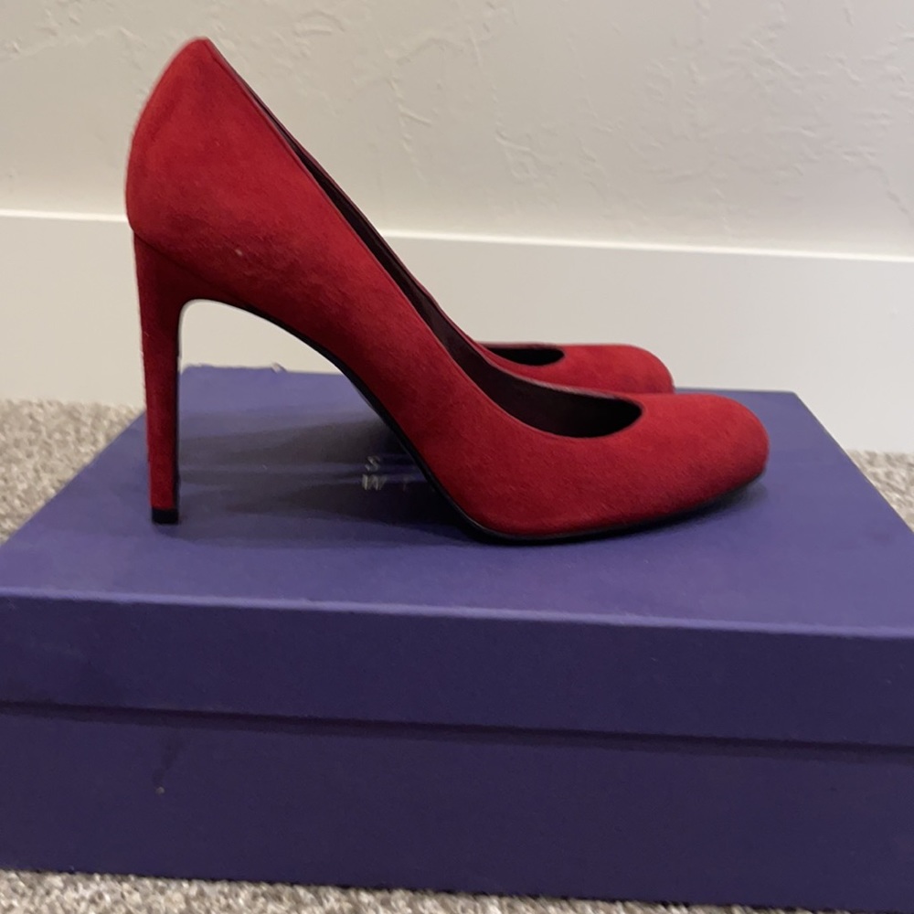 Maroon color brand new suede Stuart Weitzman shoes in perfect condition w box